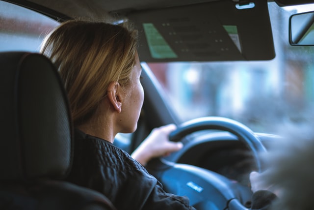 Jeune conductrice qui conduit seule pour la première fois