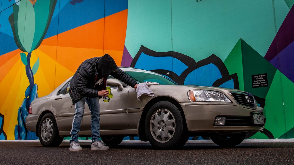 homme en train de laver sa voiture