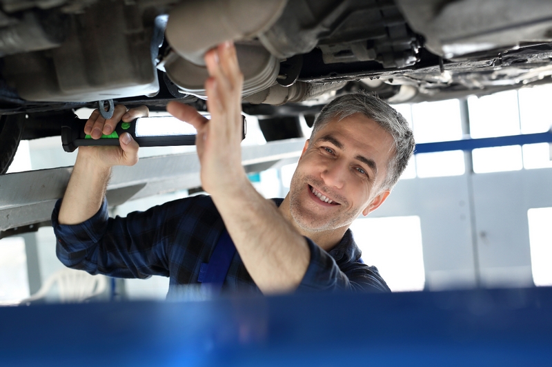 garagiste sous une voiture