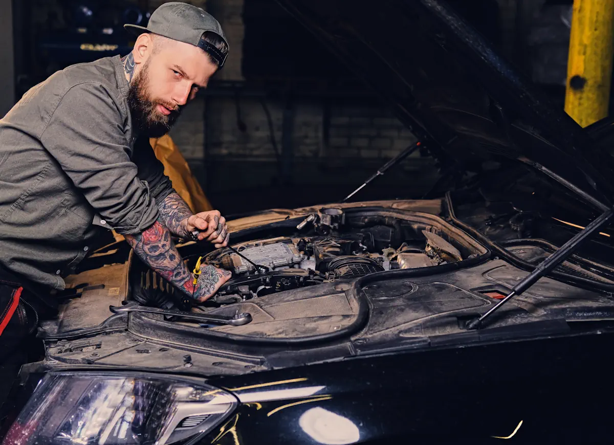 Un mécanicien qui fait un diagnostic de vanne EGR sur une voiture