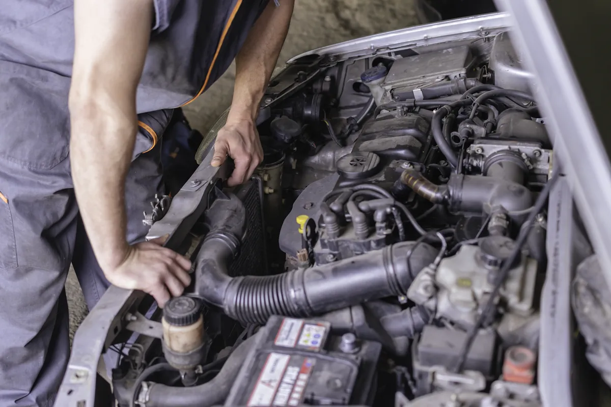 Un homme qui regarde l'intérieur d'une voiture