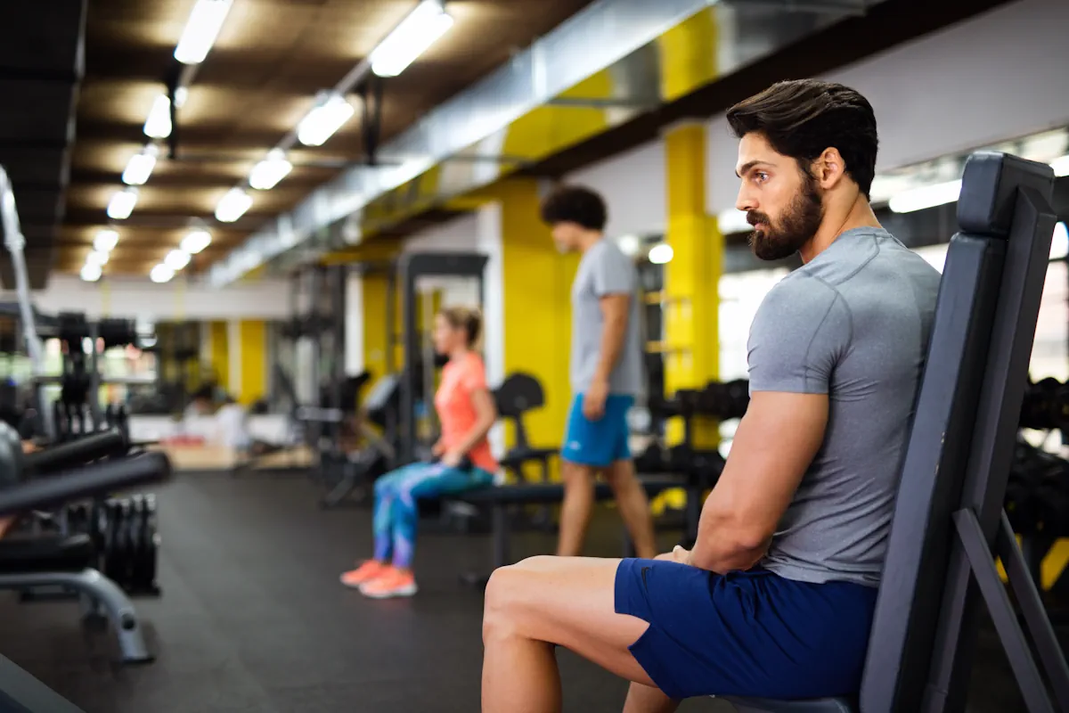 Un homme qui s'entraîne à la salle