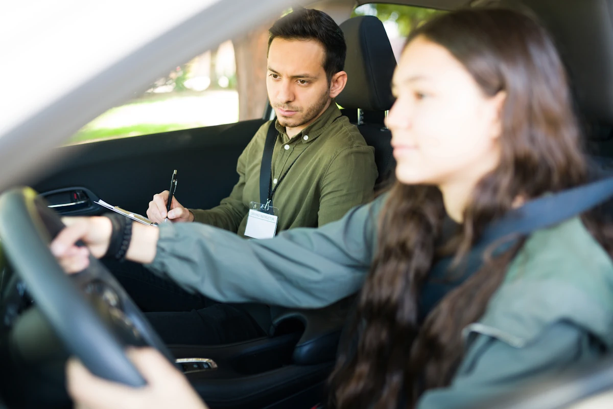 Une jeune femme stressée qui passe son permis