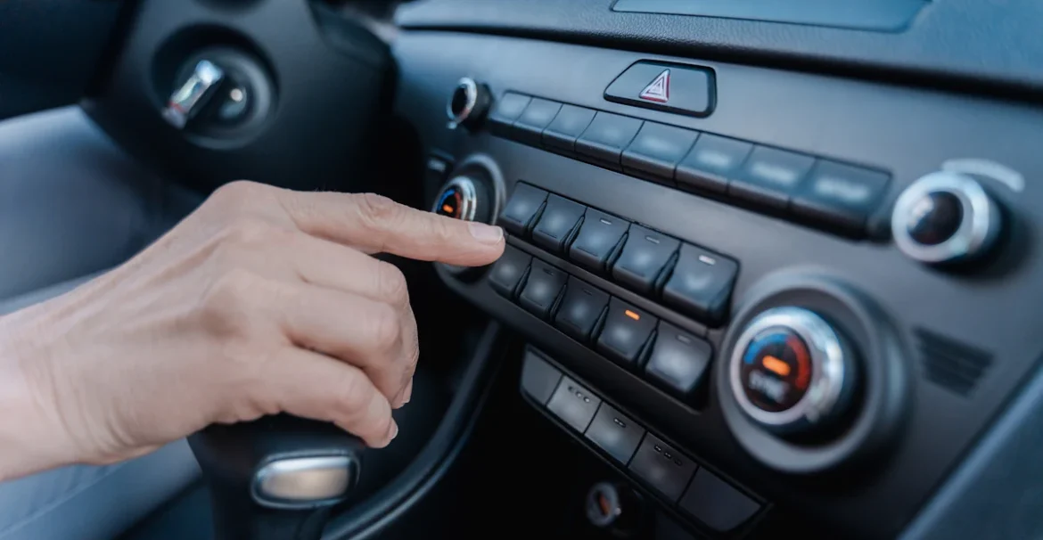 Une personne qui met en marche une autoradio