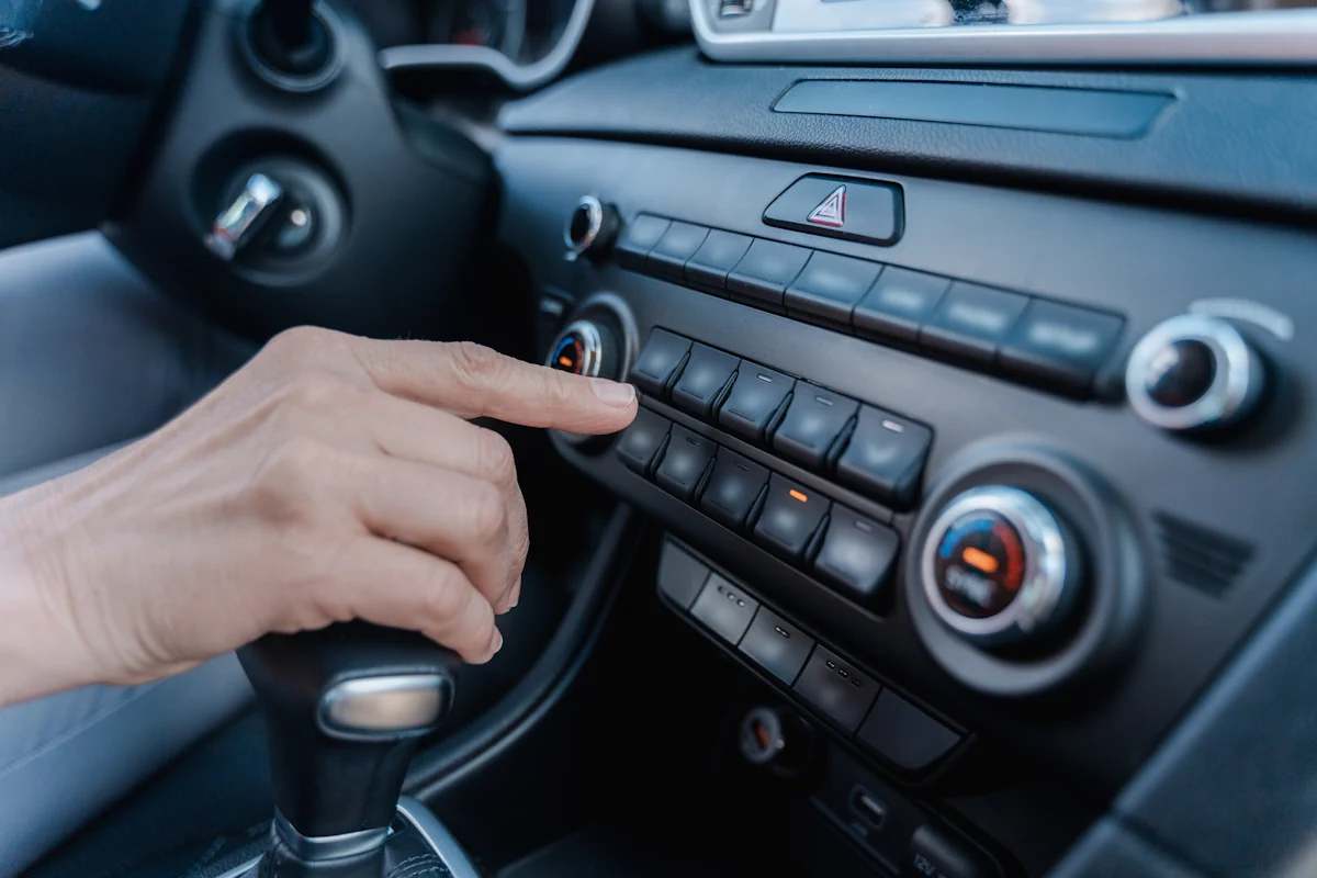 Une personne qui met en marche une autoradio