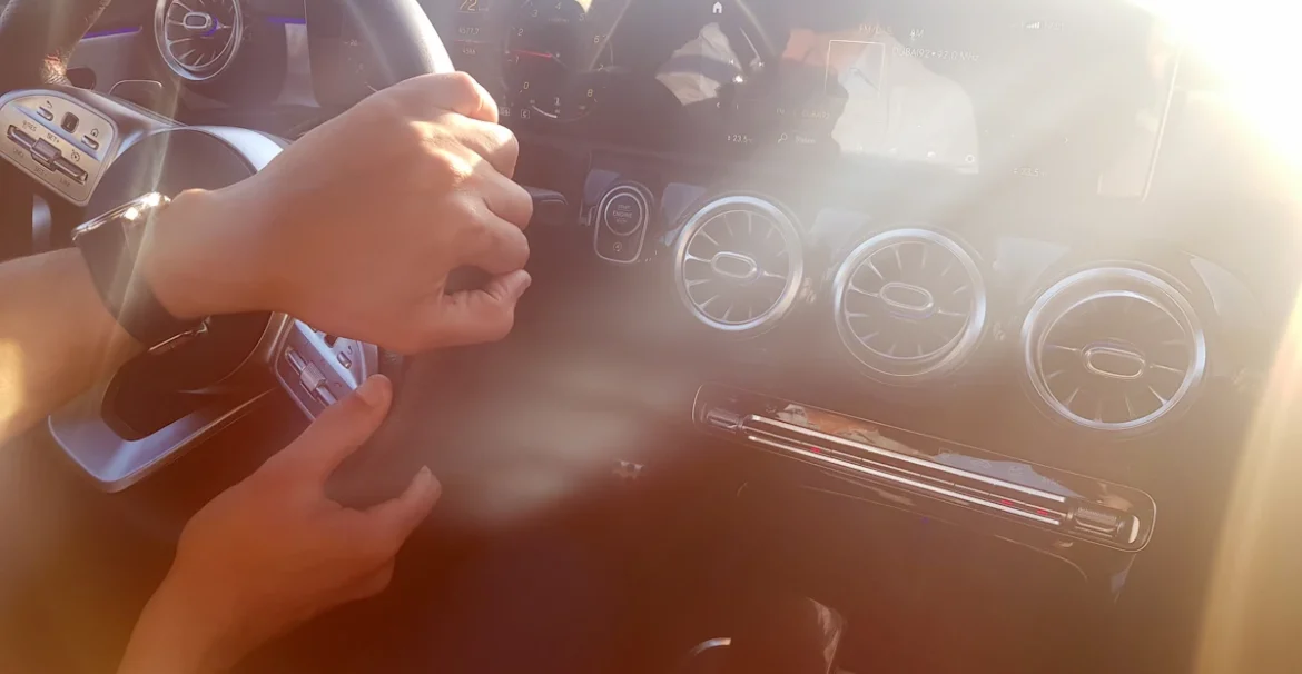 Une personne qui conduit une voiture avec in Voyant airbag polo