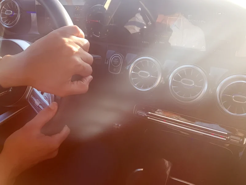 Une personne qui conduit une voiture avec in Voyant airbag polo