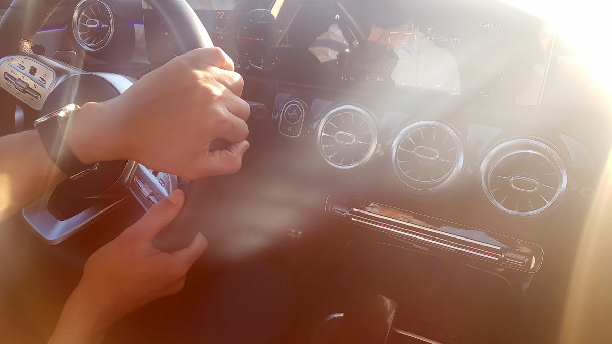 Une personne qui conduit une voiture avec in Voyant airbag polo