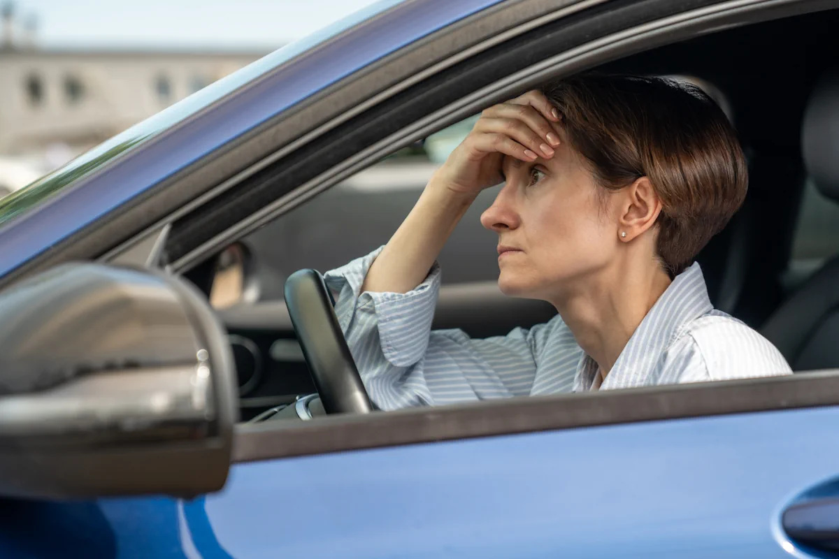 Une femme anxieuse derrière le volant