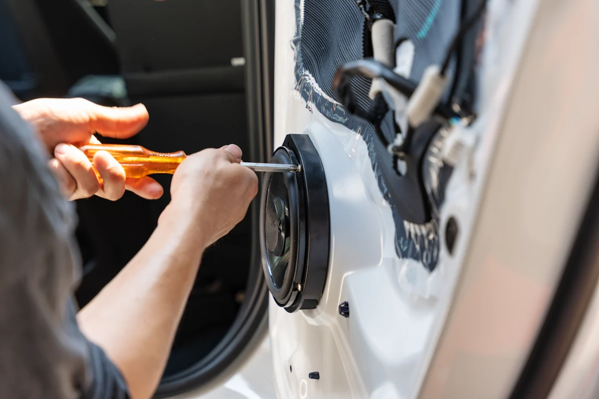 Une personne qui veut changer barillet voiture
