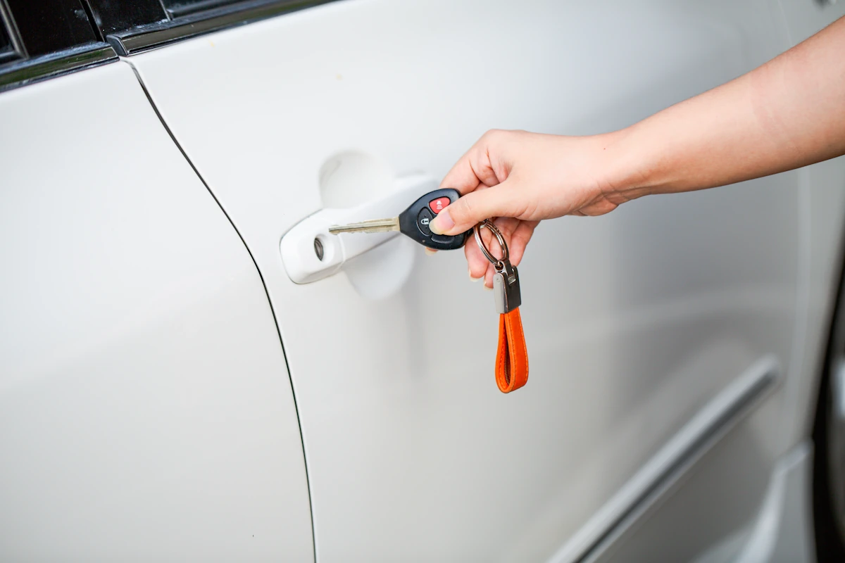 Une personne qui ouvre le barillet d'une voiture