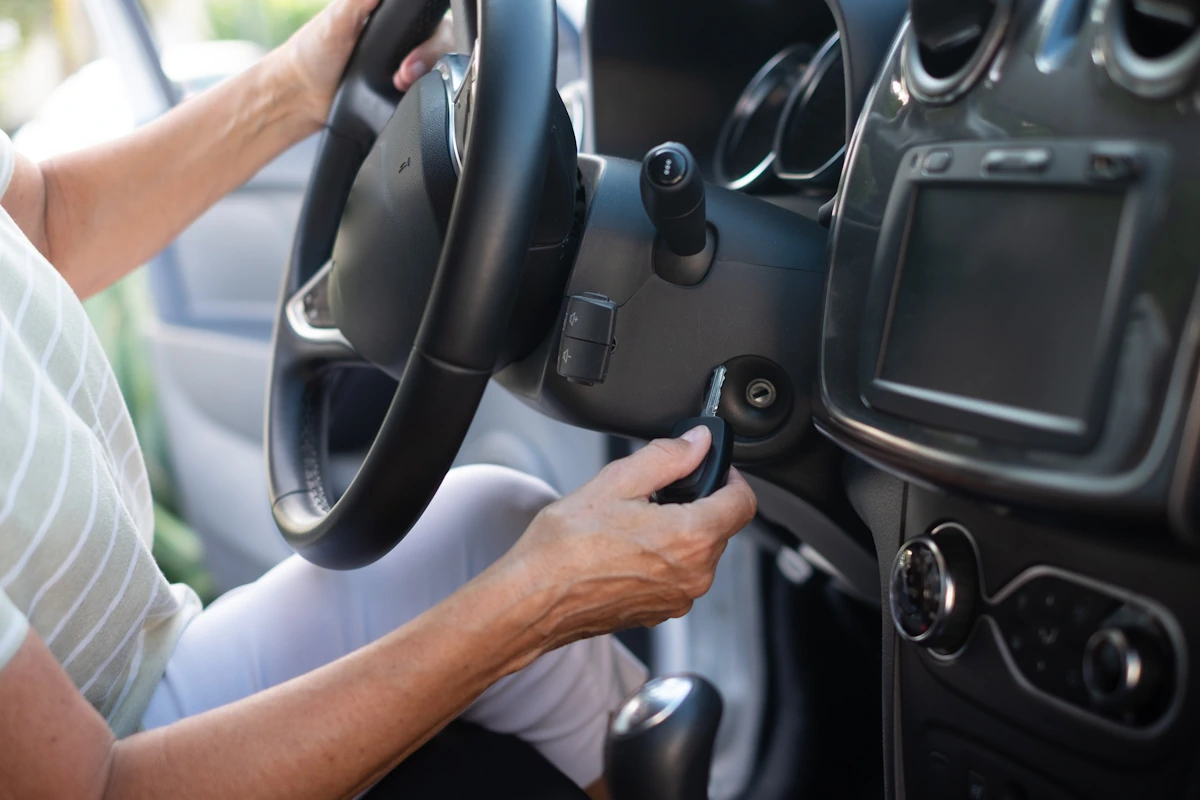 Une femme qui utilise une clé de secours de voiture