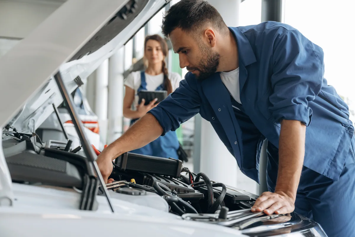 Un homme qui fait un contrôle technique sur une voiture