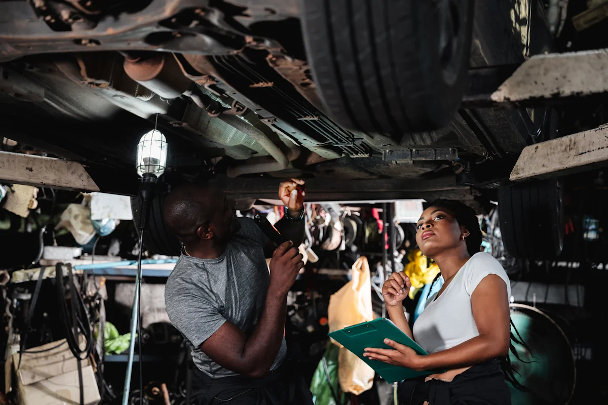des contôleurs qui font un contrôle technique d'une voiture