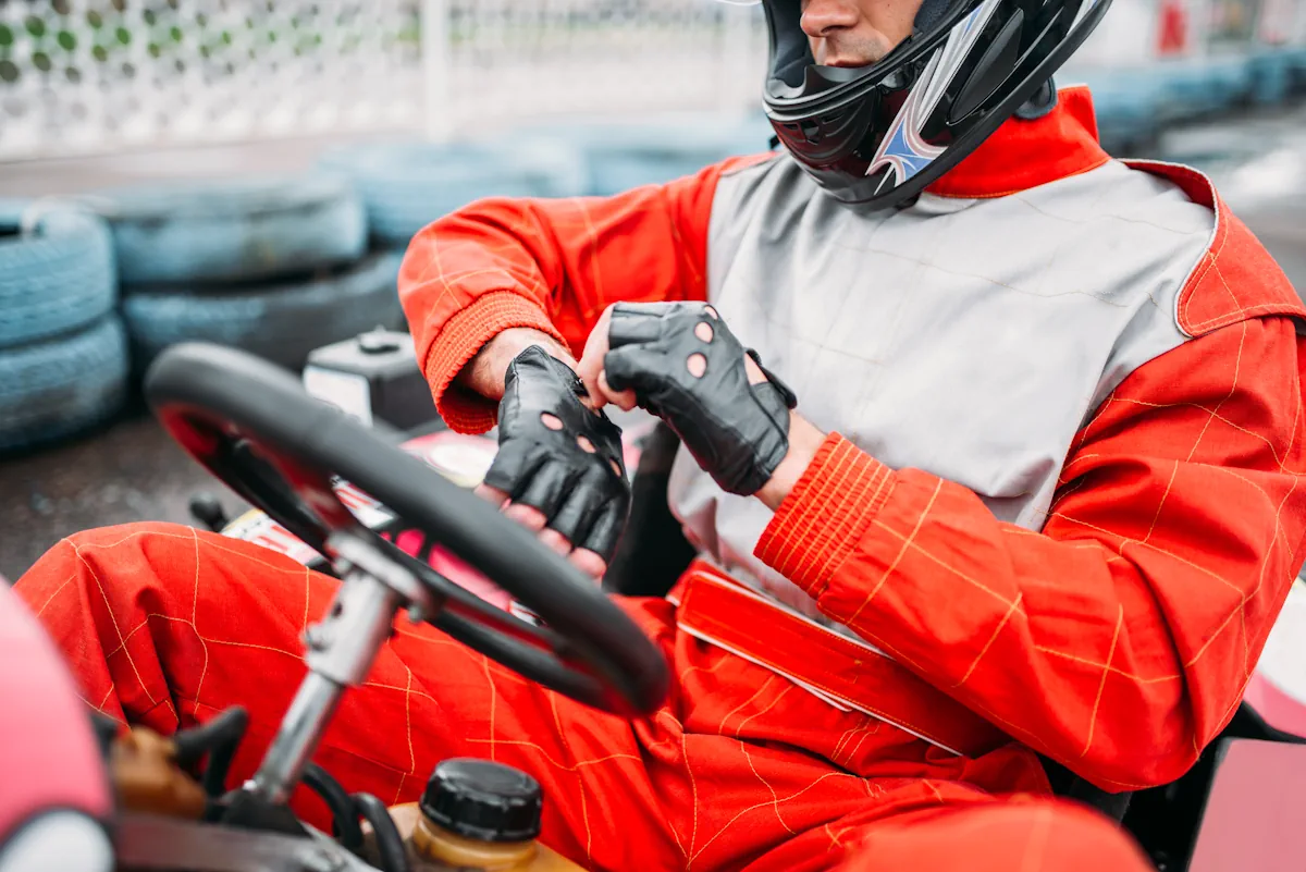 Un homme de 40 ans qui participe à une course de voiture amateur