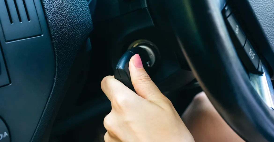 Une personne qui démarre une voiture