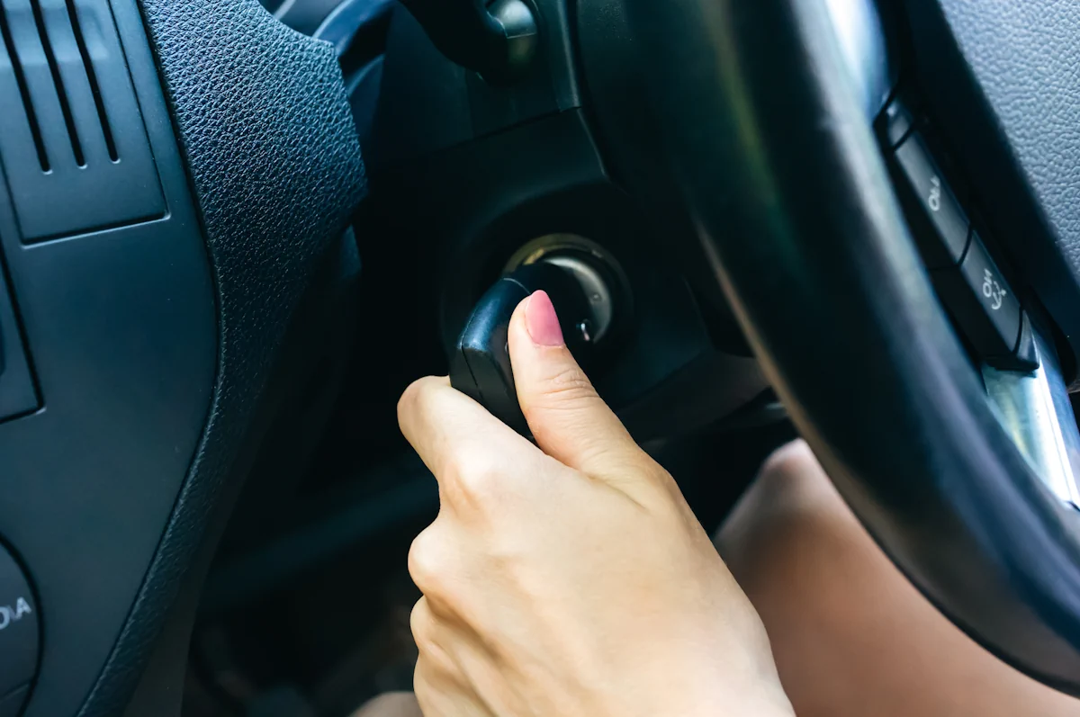 Une personne qui démarre une voiture