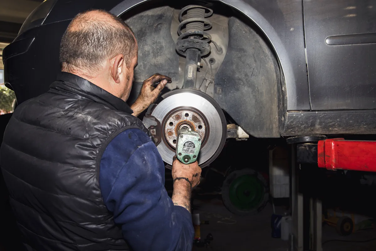 Un homme qui répare un disques de frein
