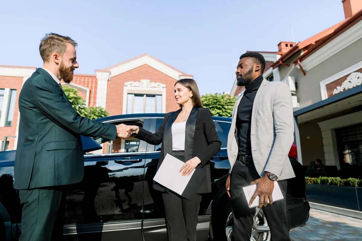 Deux hommes et une femme qui fait les formalités pour importer une voiture