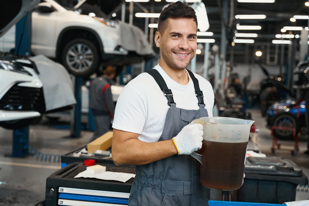 Un homme qui tient un liquide de refroidissement de voiture marron