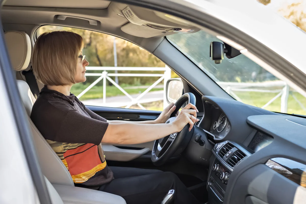 Une femme qui conduit une voiture
