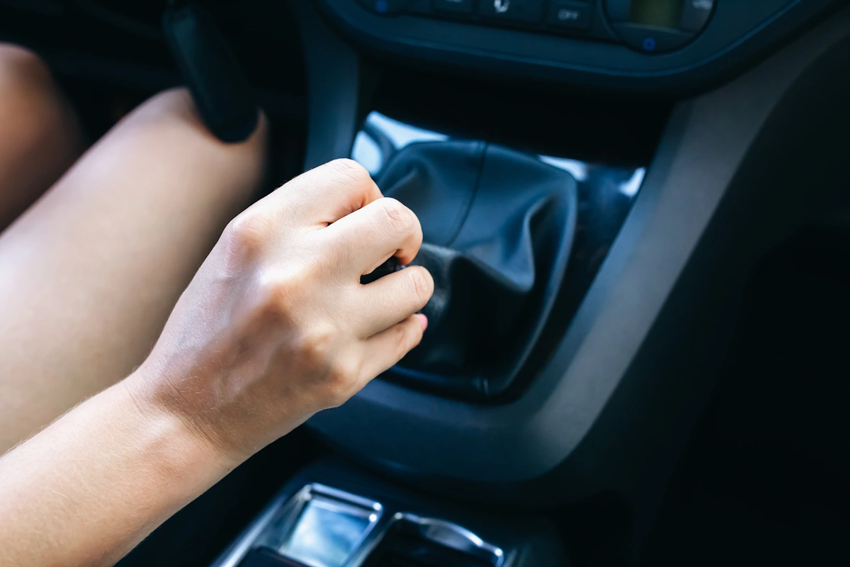 Une personne qui passe la vitesse d'une voiture