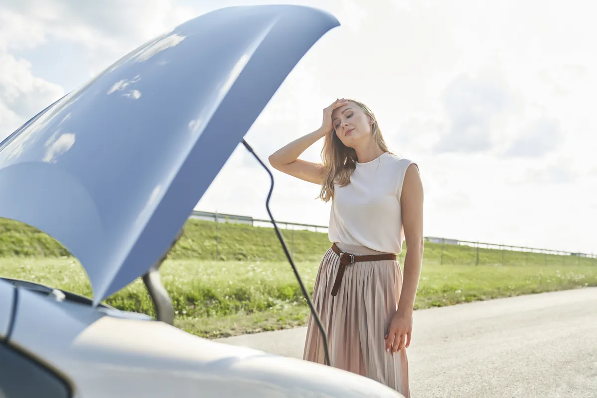 Une femme face à une voiture qui perd de la puissance