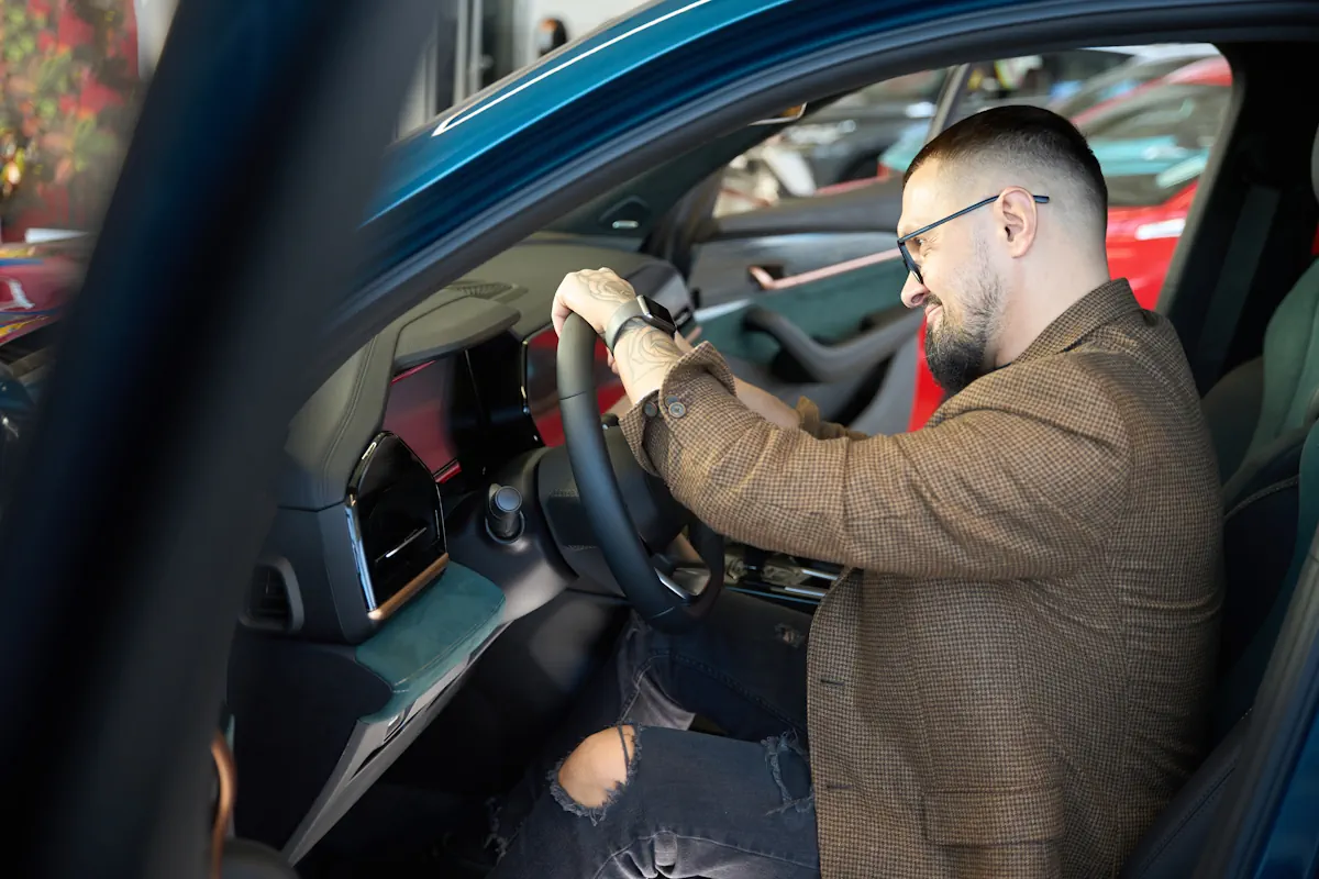 Un homme qui redémarre une voiture