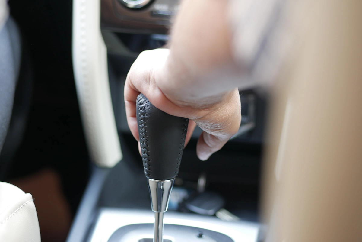 Une personne qui change de vitesse de sa voiture