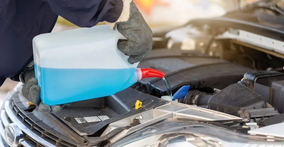 Un homme qui remplace le liquide de refroidissement