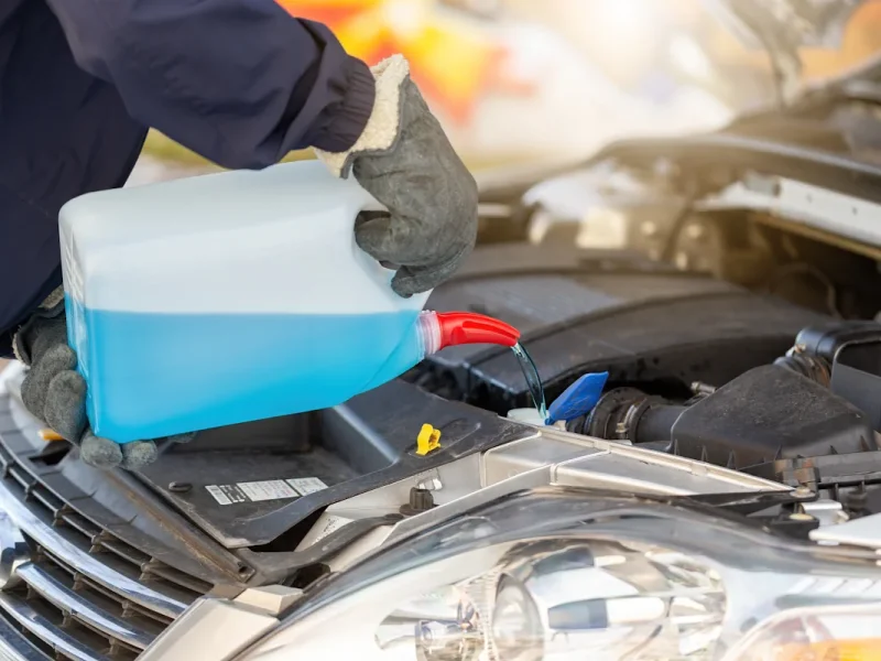 Un homme qui remplace le liquide de refroidissement