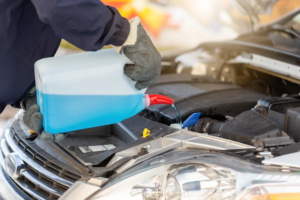 Un homme qui remplace le liquide de refroidissement