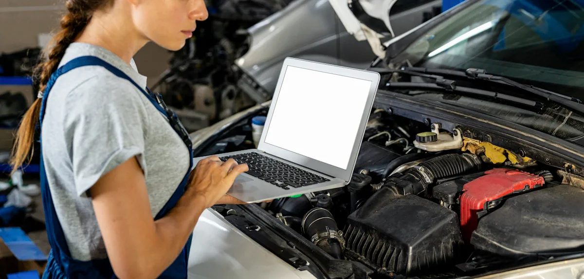 Une femme en pleine reprogrammation électronique moteur voiture
