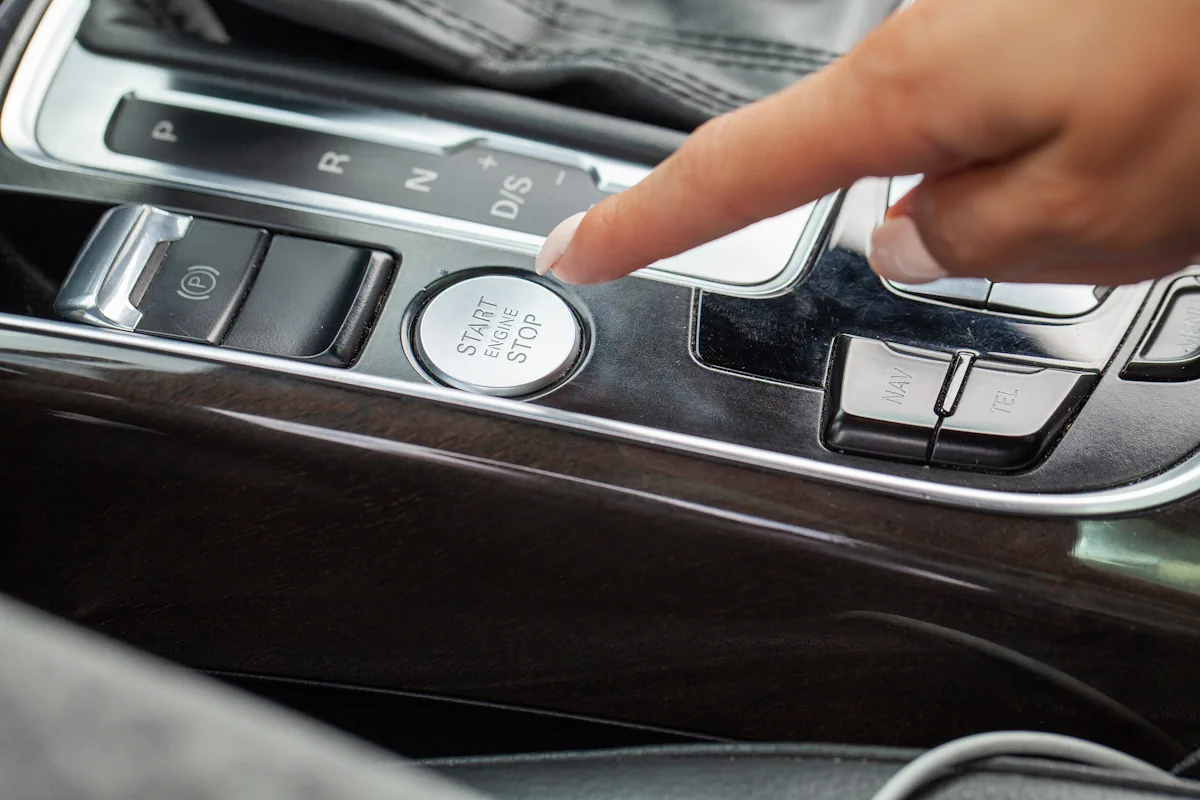Une personne qui démarre une voiture