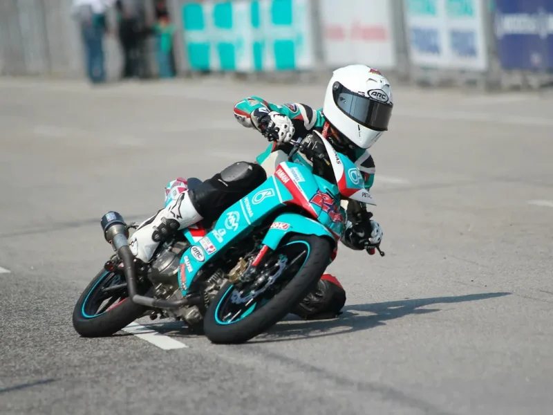 Une personne sur une moto de 125 cm³