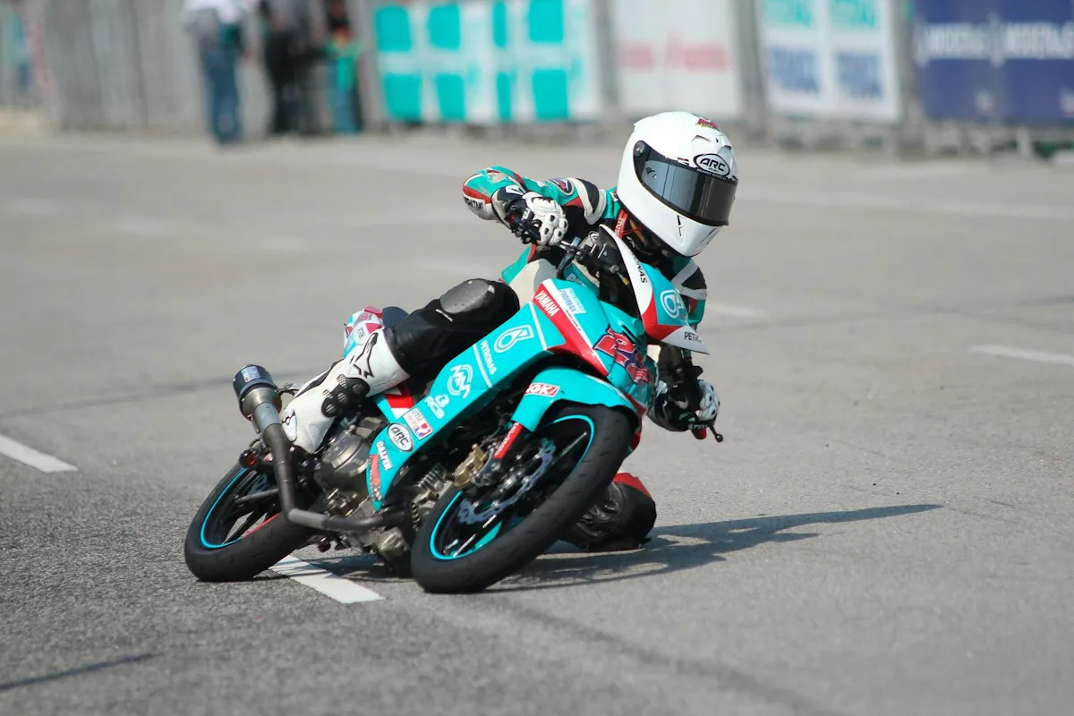 Une personne sur une moto de 125 cm³