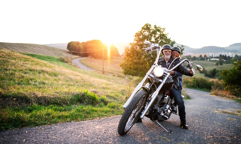 couple senior en moto