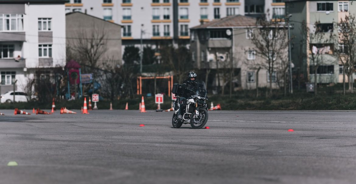 Peut-on passer le permis moto A2 sans avoir le permis voiture ?