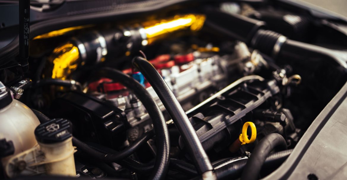 Pourquoi ma voiture dégage une odeur d'essence en roulant ?