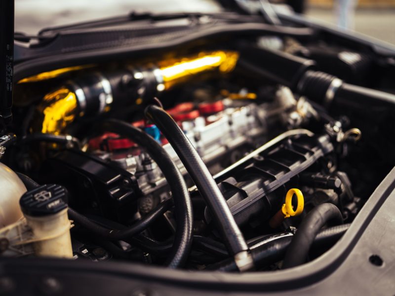 Pourquoi ma voiture dégage une odeur d'essence en roulant ?